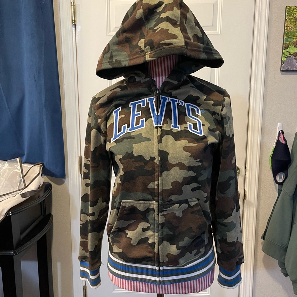 Boys large Camouflage Levi’s zip up hoodie